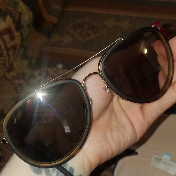 Burberry sunglasses - Picture 2 of 4